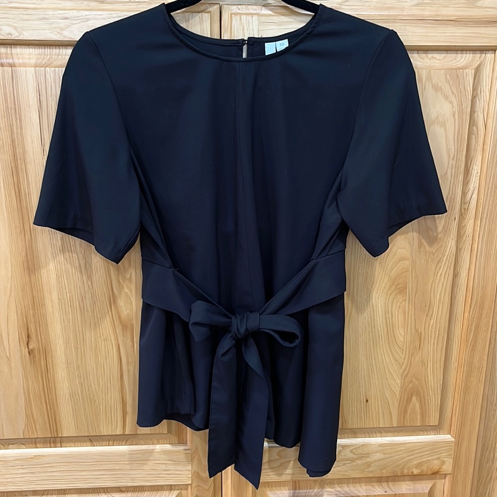 Kenzie black top M